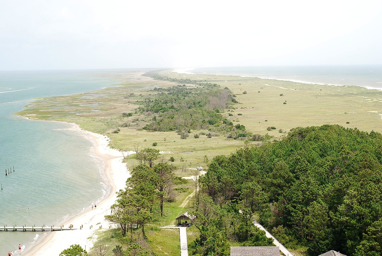 The hook of Cape Lookout and its beach seen from the lighthouse.
