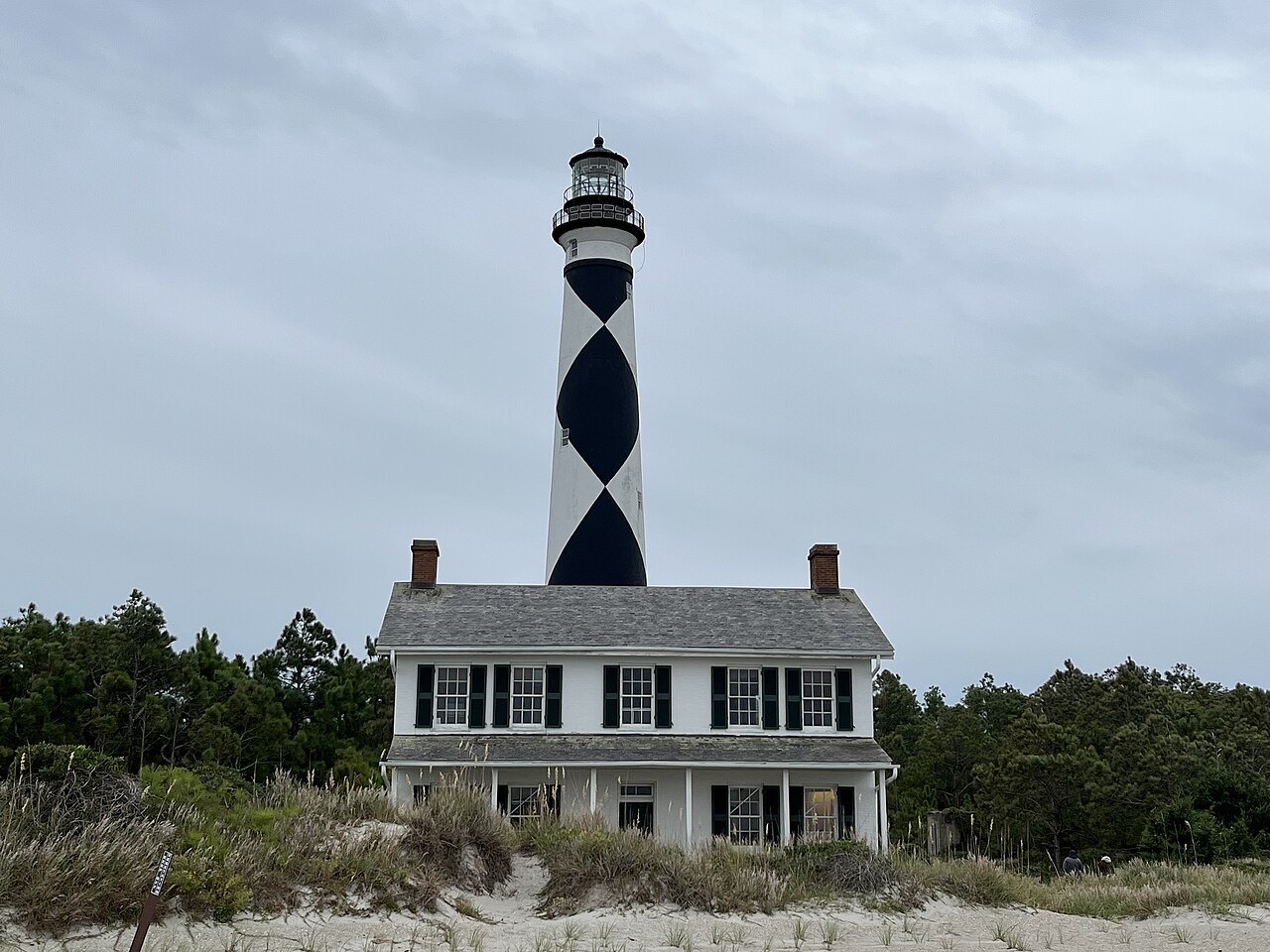 The Cape Lookout Lighthouse behind the keepers' quarters.