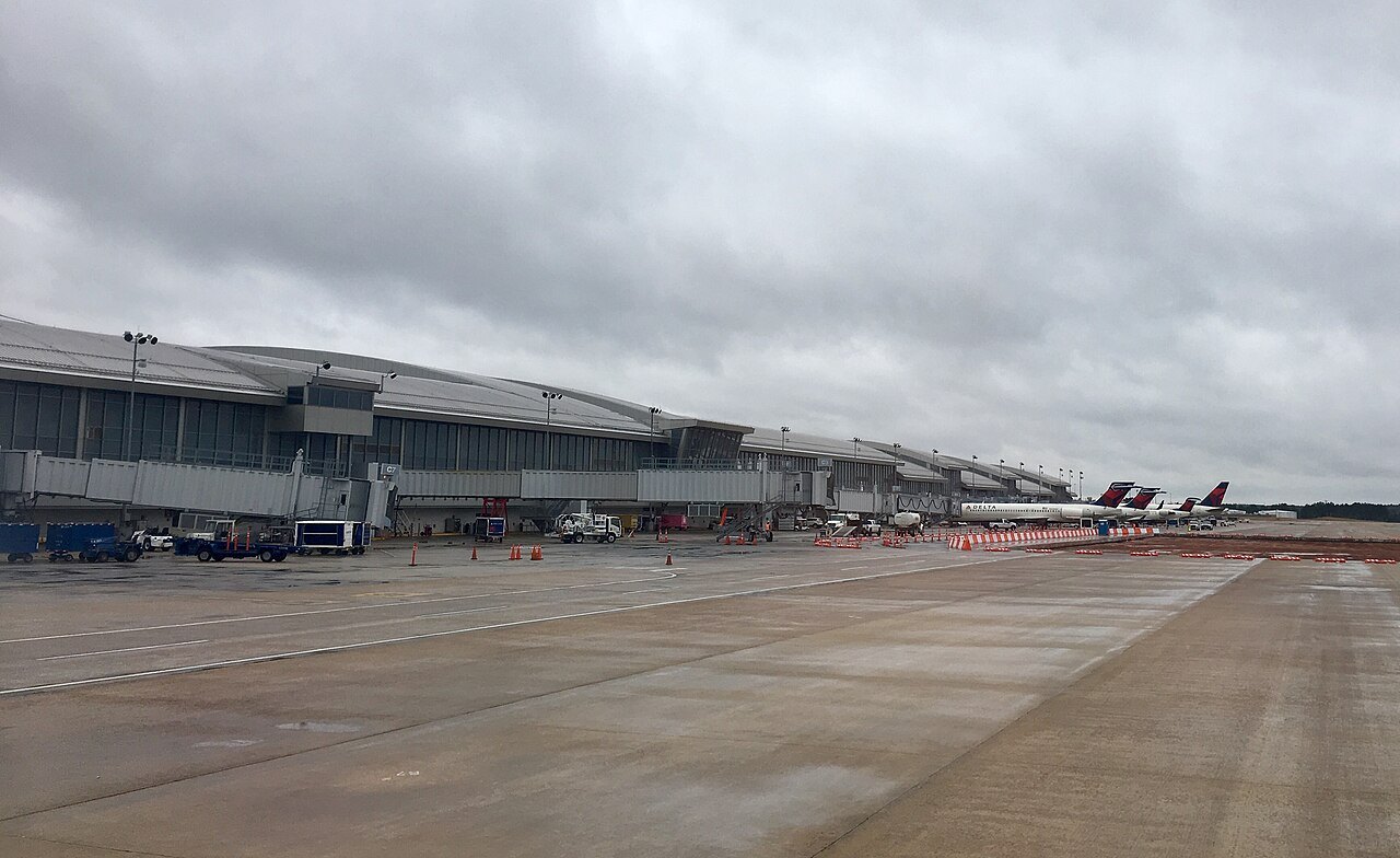The long terminal at Raleigh–Durham seen from the apron.
