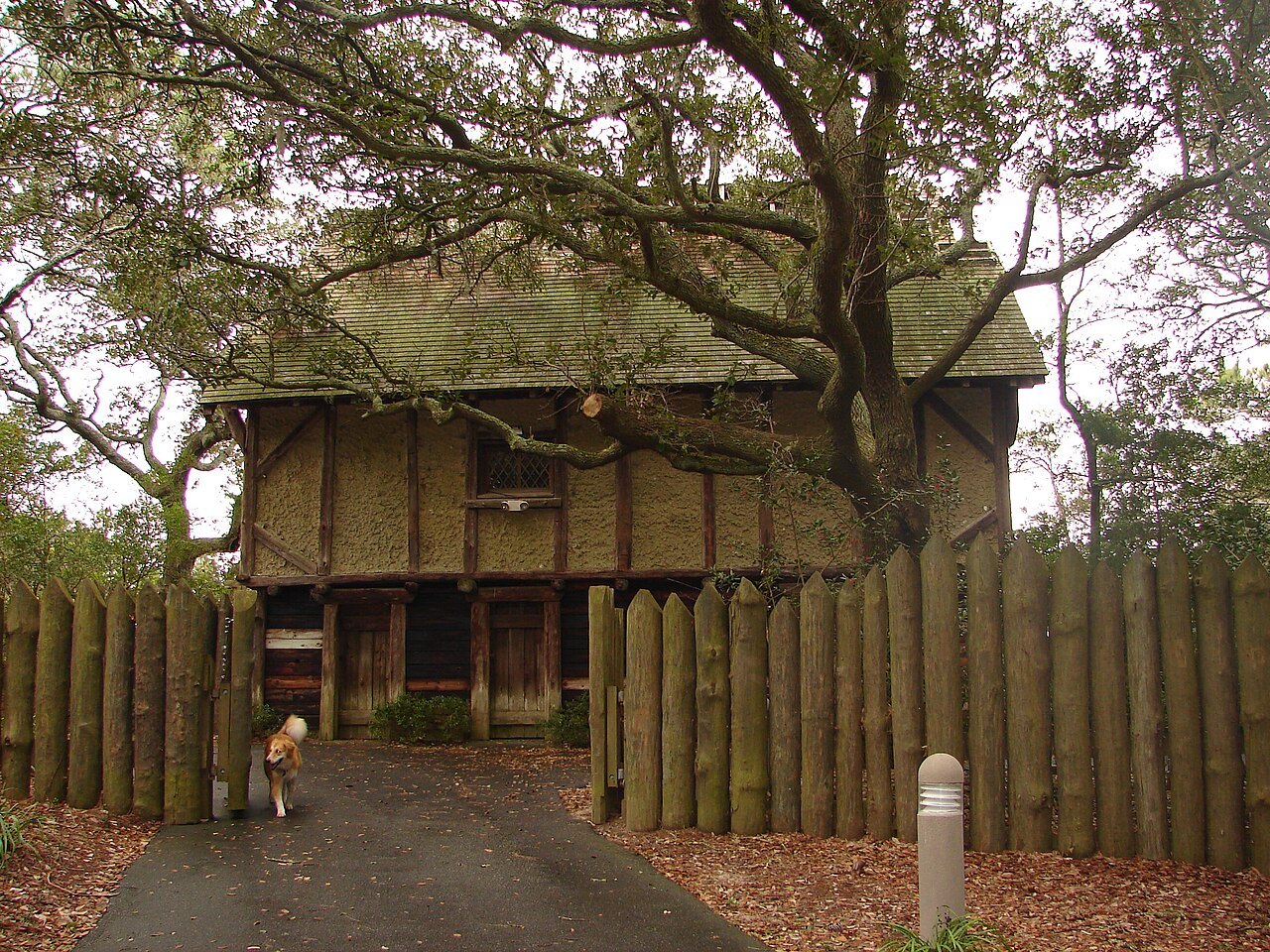 A timbered building behind a palisade at the Waterside Theatre, Fort Raleigh.