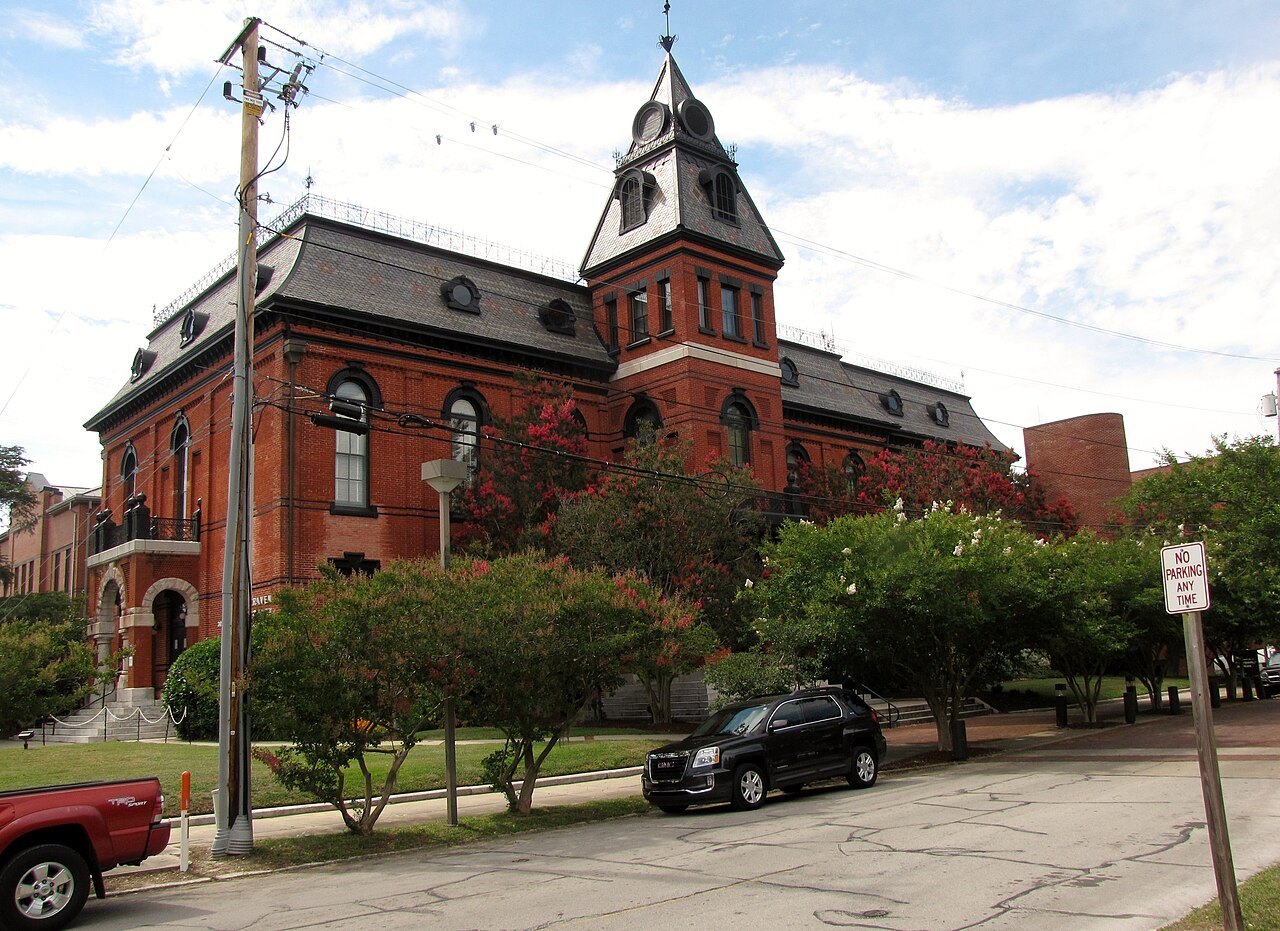 The red-brick Craven County Courthouse in New Bern.
