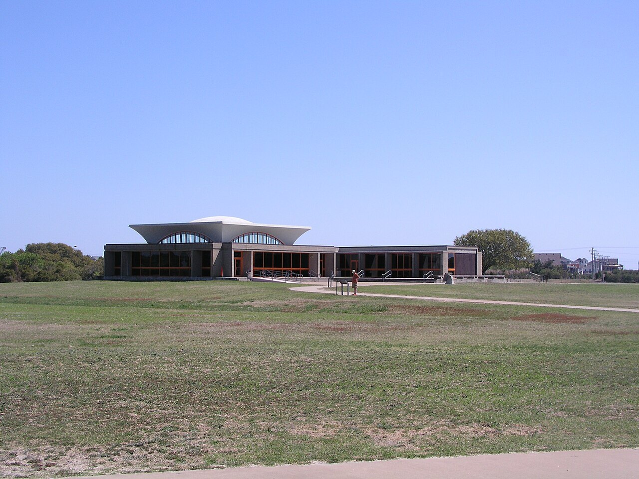 The low modern visitor center at the Wright Brothers memorial.